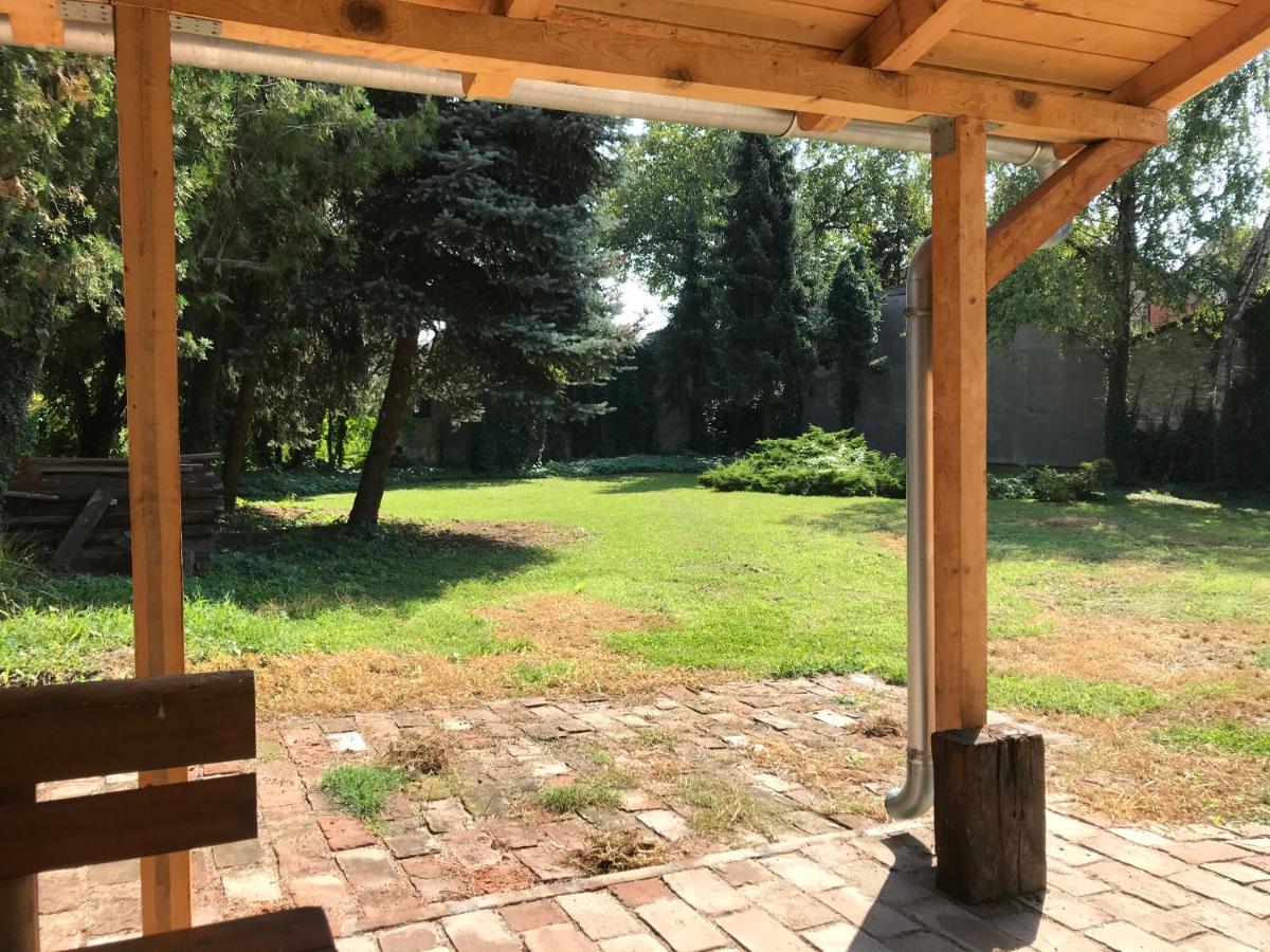 Pb Urban Garden Stay With Secured Parking Sremska Mitrovica Esterno foto