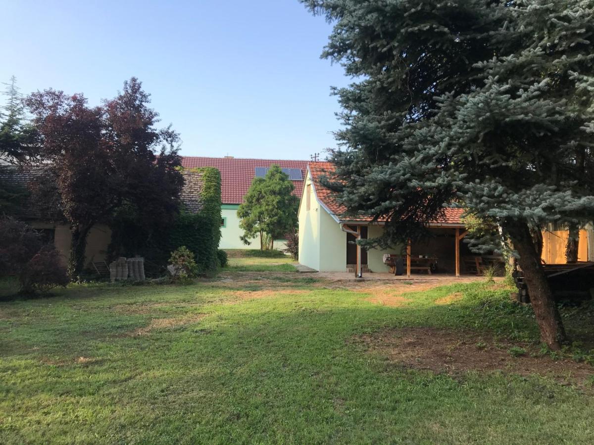 Pb Urban Garden Stay With Secured Parking Sremska Mitrovica Esterno foto