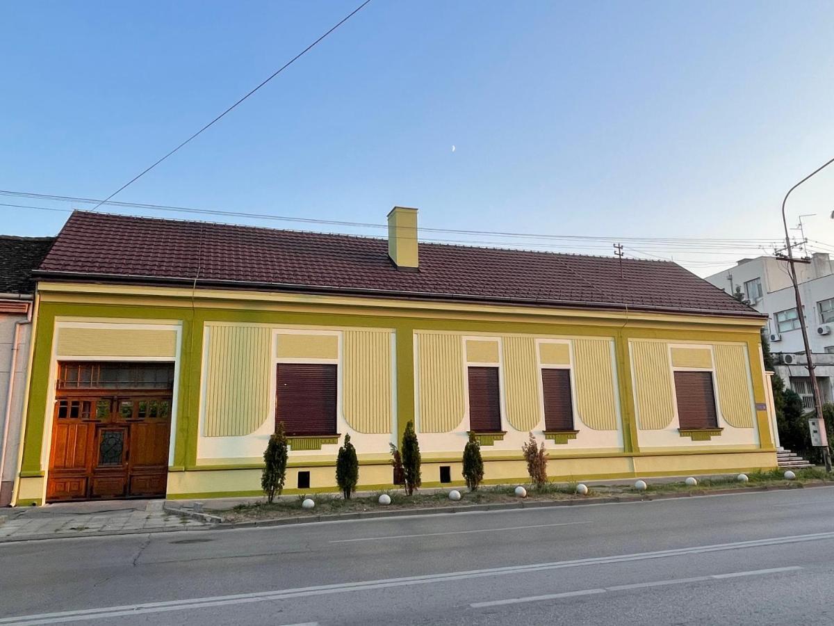 Pb Urban Garden Stay With Secured Parking Sremska Mitrovica Esterno foto