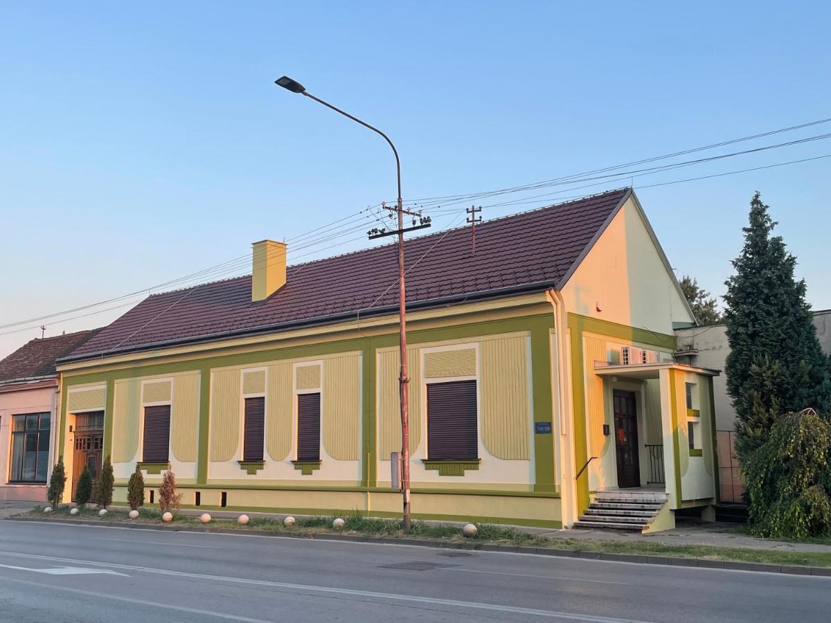 Pb Urban Garden Stay With Secured Parking Sremska Mitrovica Esterno foto