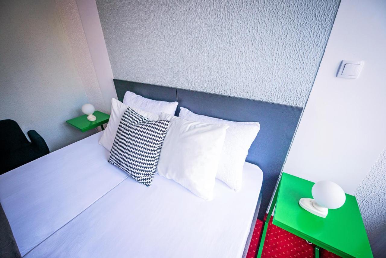 Pb Urban Garden Stay With Secured Parking Sremska Mitrovica Esterno foto