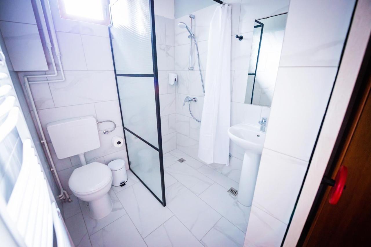 Pb Urban Garden Stay With Secured Parking Sremska Mitrovica Esterno foto