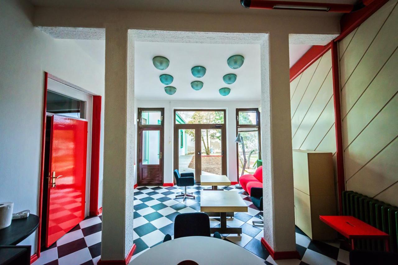 Pb Urban Garden Stay With Secured Parking Sremska Mitrovica Esterno foto
