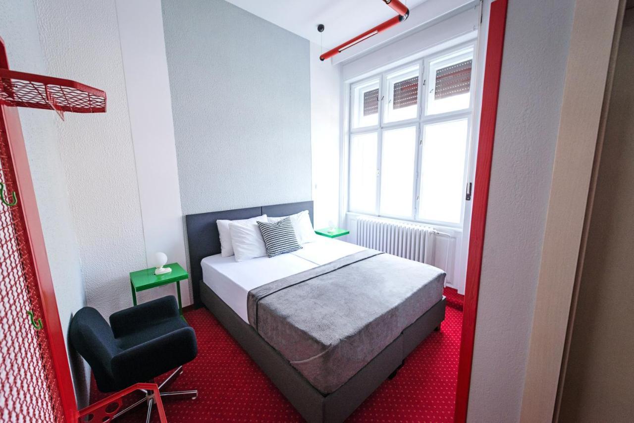 Pb Urban Garden Stay With Secured Parking Sremska Mitrovica Esterno foto