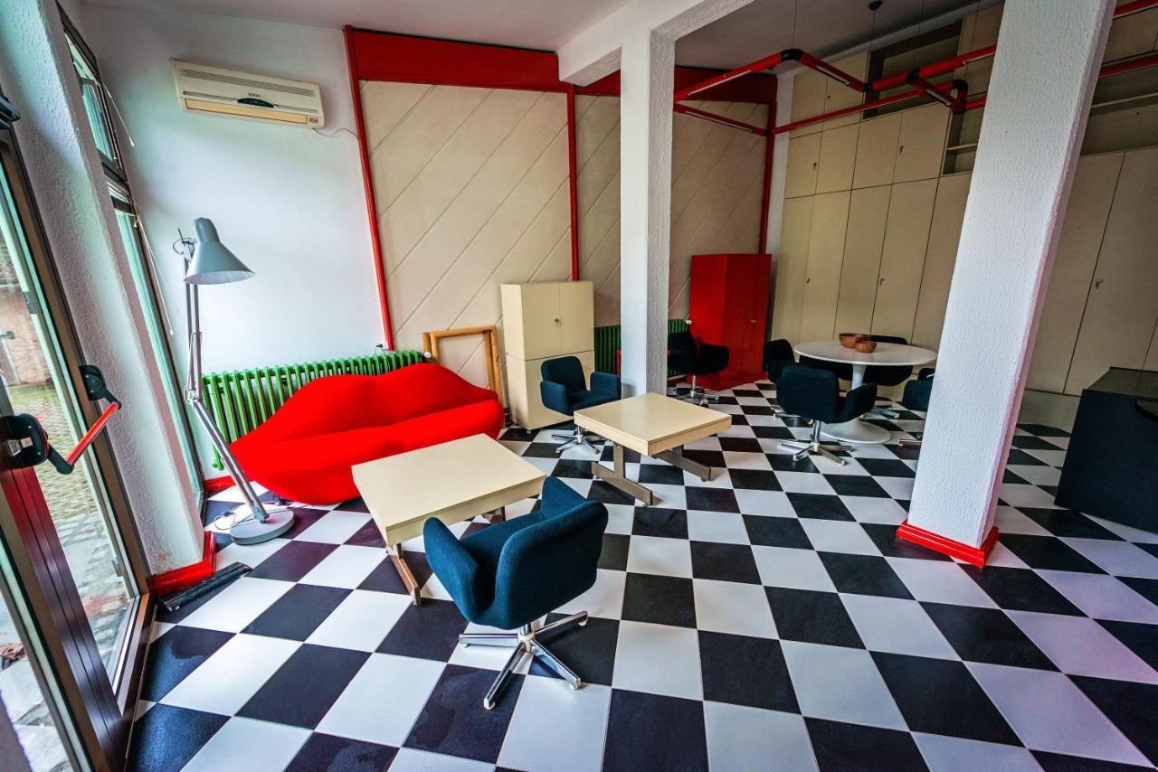 Pb Urban Garden Stay With Secured Parking Sremska Mitrovica Esterno foto